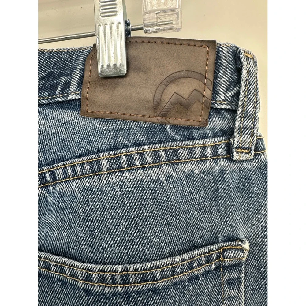 Magellan Outdoors Mens Straight Leg Jeans 33x32 Medium Wash Blue 100% Cotton